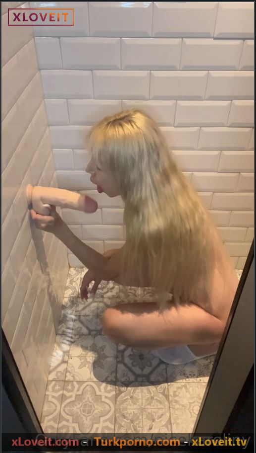 NiceKaroliny ifşa Duşta amını dildoya siktirdi