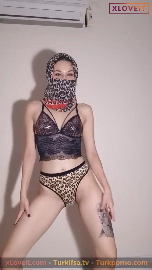 Türbanlı Ahu ifşa Zayıf kapalı kız nude yayın yaptı